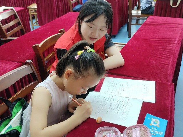 安徽學(xué)子“三下鄉(xiāng)”：保護(hù)牙齒，從我做起
