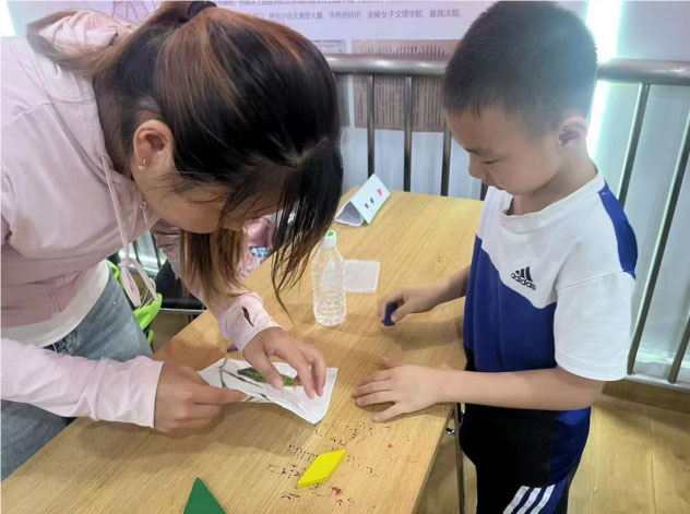 “藝賦中醫(yī)”團(tuán)隊(duì)響應(yīng)“愛心暑托班”號(hào)召，向社區(qū)孩童介紹中醫(yī)藥拓染技藝
