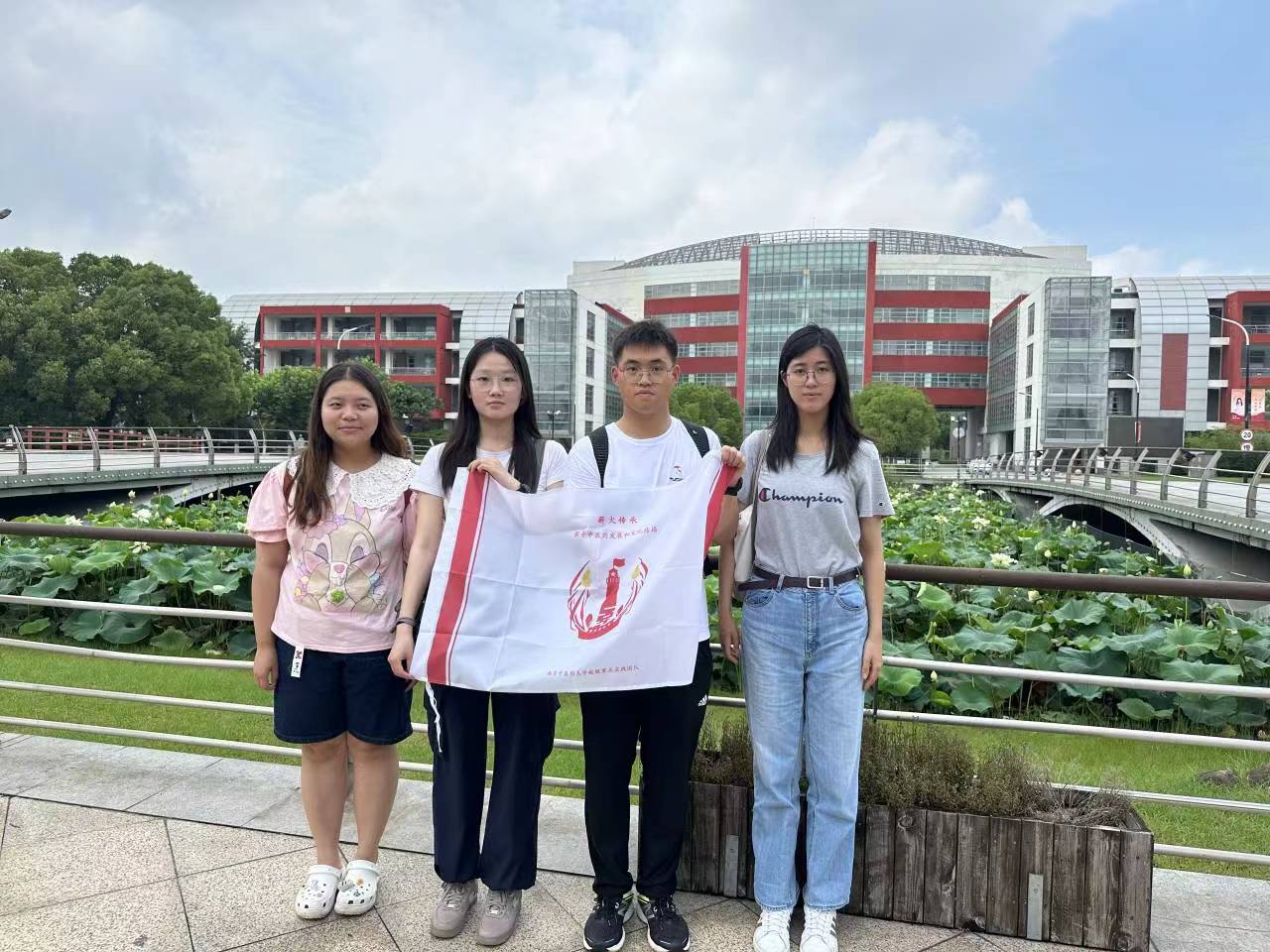 【一臨薪火實踐團】“半夏送爾游天下，素問幾時可當歸”薪火實踐團岐黃接力，丹心筑夢小分隊探尋上海中醫(yī)藥博物館