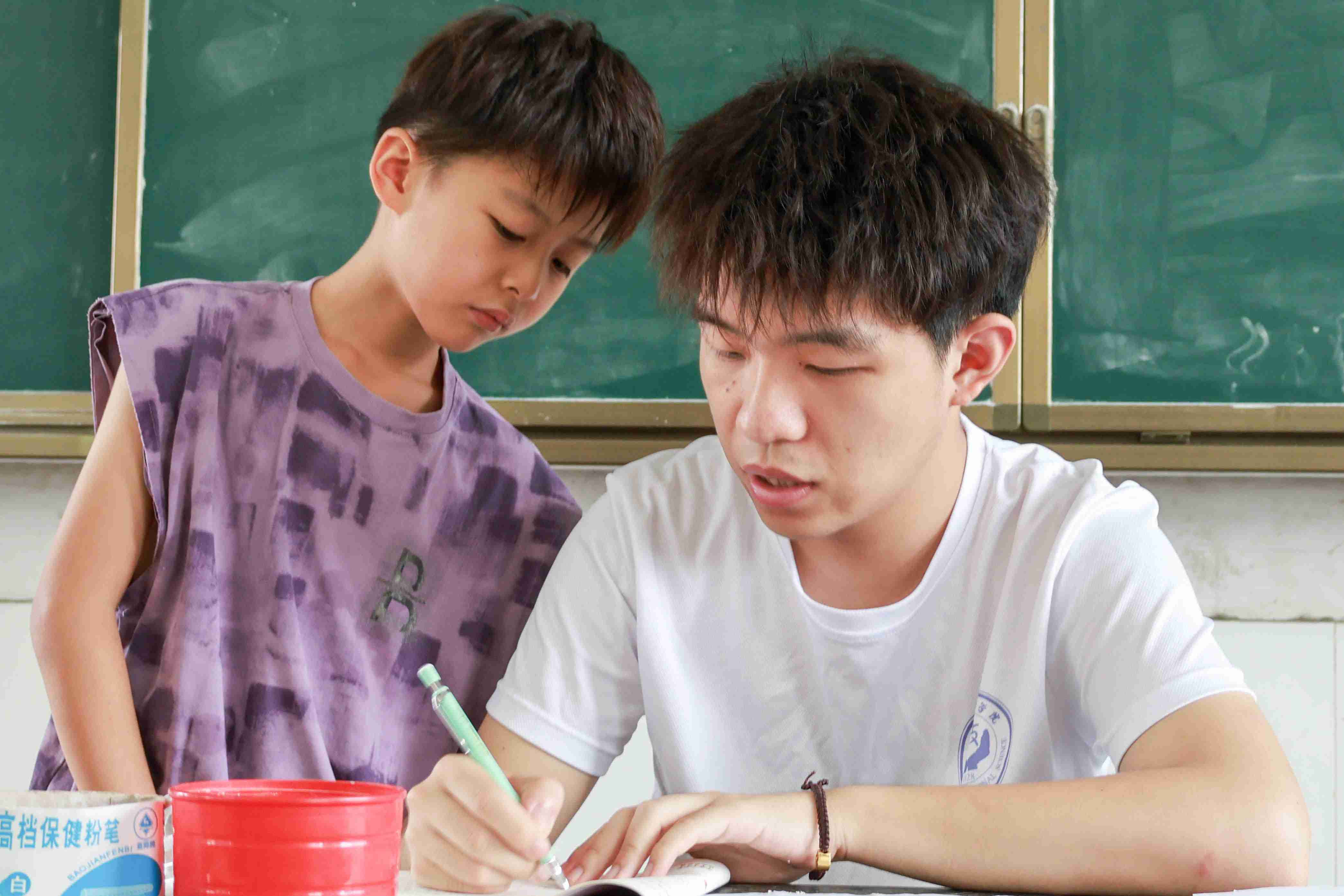 安師大學(xué)子三下鄉(xiāng)：七彩假期久伴童行，志愿服務(wù)暖心護(hù)航