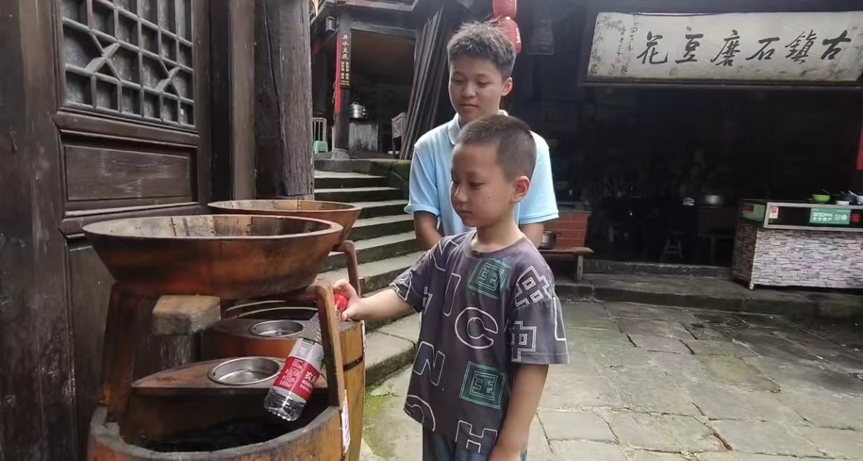 重慶外語(yǔ)外事學(xué)院學(xué)子“三下鄉(xiāng)”：踐行垃圾分類(lèi)，從你我做起