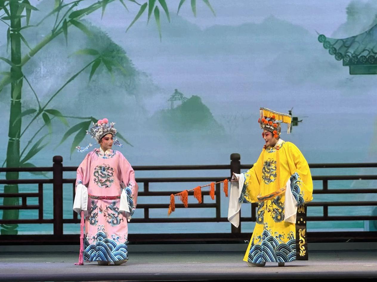 曲浩芳華傳戲蘊，梨園健魄舉體育
