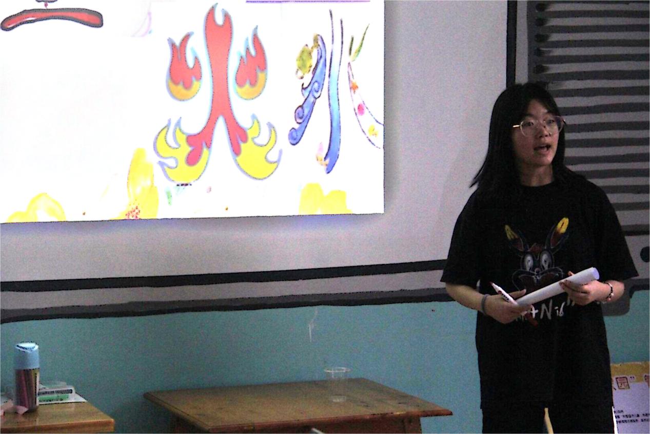“以‘字’為媒，繪美逐夢(mèng)” ——武漢紡織大學(xué)外經(jīng)貿(mào)學(xué)院學(xué)子“三下鄉(xiāng)”開(kāi)展繪畫(huà)特色美育活動(dòng)