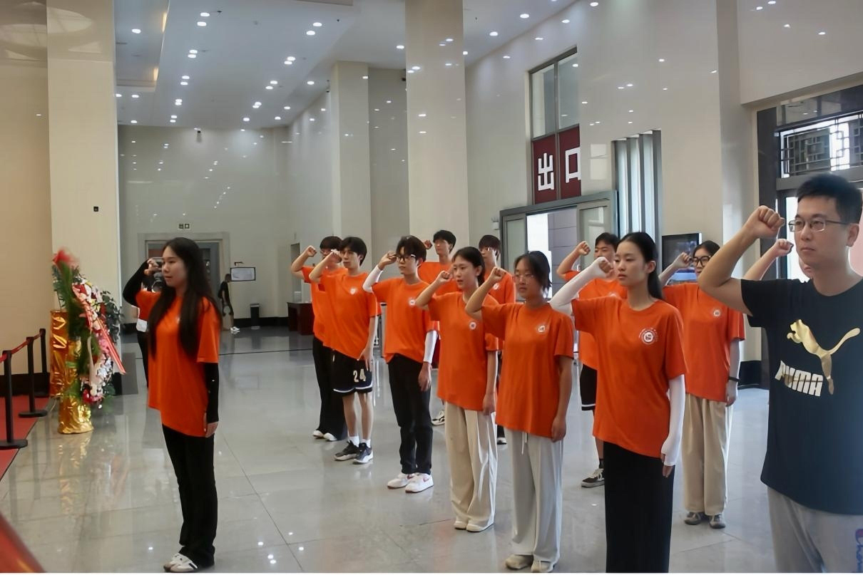 革命精神薪火傳，行走的思政課不一般 ——紡織服裝學(xué)院“東‘紡’紅”實(shí)踐團(tuán)赴會(huì)同粟裕紀(jì)念館開(kāi)展紅色研學(xué)活動(dòng)