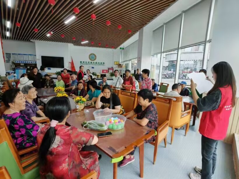 三下鄉(xiāng)暖心行：青春攜手，共繪敬老溫情圖