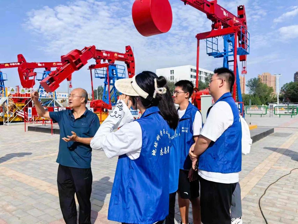 創(chuàng)新引領(lǐng)未來(lái)，石油行業(yè)的智能化——中國(guó)石油大學(xué)（華東）“感碳石光”實(shí)踐隊(duì)