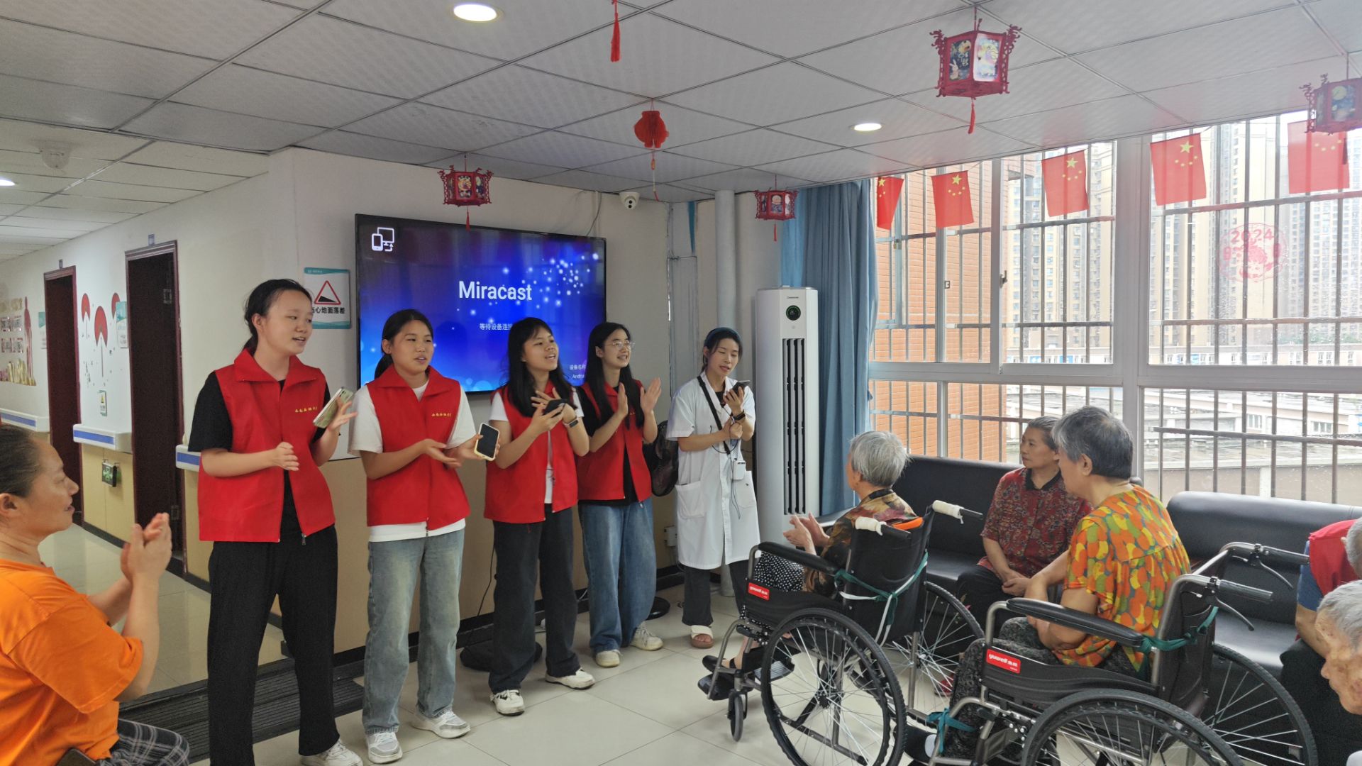 養(yǎng)老院迎來(lái)溫暖，志愿者共筑愛心
