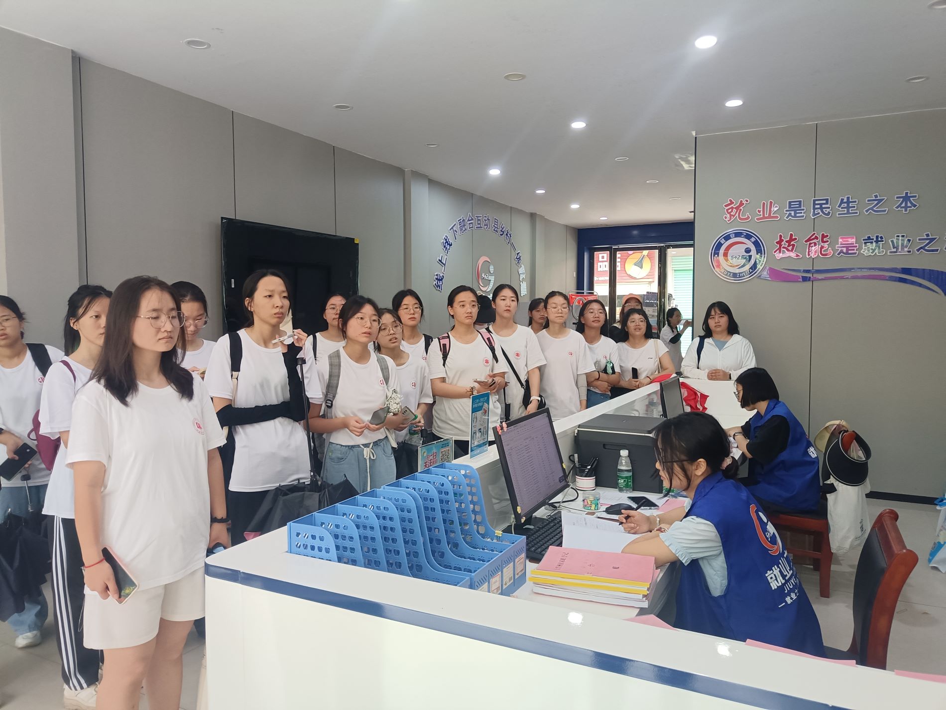 探索就業(yè)新徑，直播續(xù)寫民生篇章