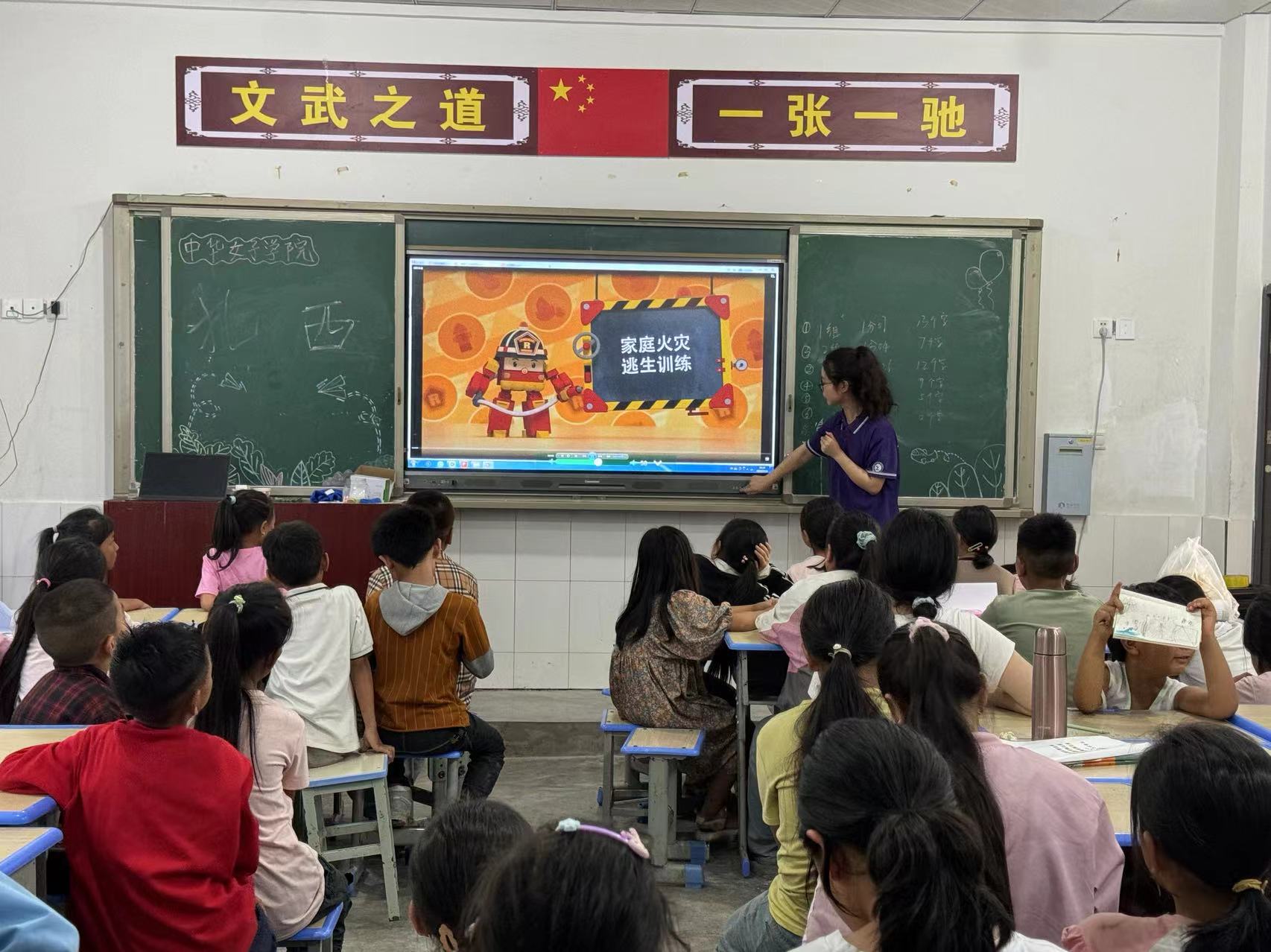揚(yáng)州大學(xué)廣陵學(xué)院學(xué)子赴金陽縣德溪鎮(zhèn)開展“三下鄉(xiāng)”活動(dòng)