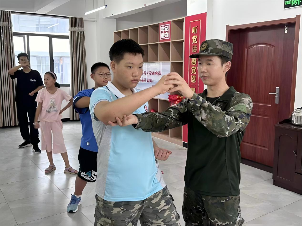 強(qiáng)今日體魄，成明日棟梁 ——武漢紡織大學(xué)外經(jīng)貿(mào)學(xué)院學(xué)子“三下鄉(xiāng)”開(kāi)展軍體拳特色活動(dòng)