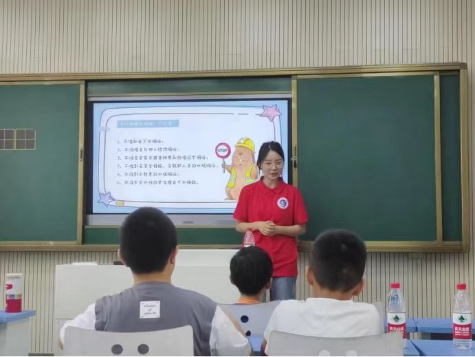 池州學院學子赴池州市貴池濱湖實驗小學開展“愛幼支教-教育關(guān)愛留守兒童”暑期社會實踐活動