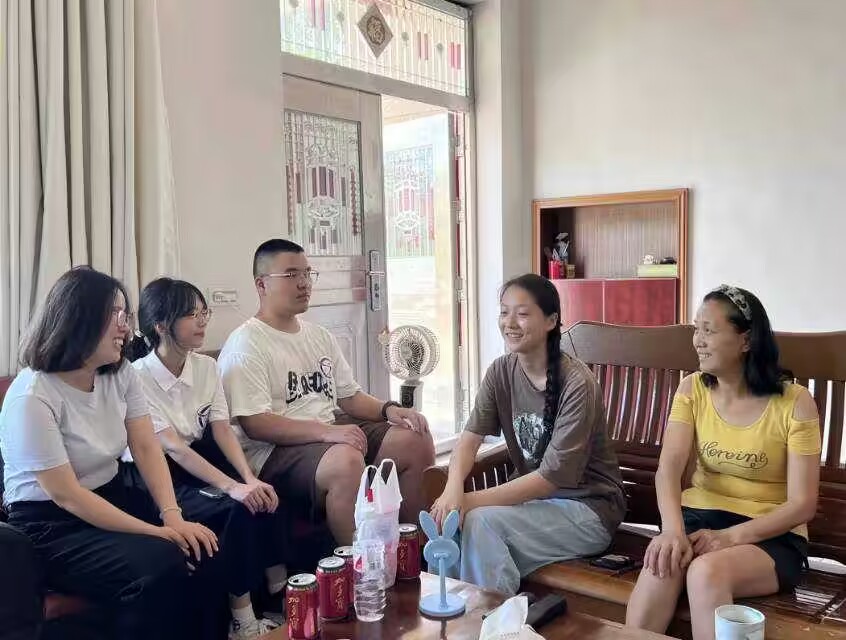 武漢鐵院“信之助”家訪溫情行：攜手精準(zhǔn)扶持，共繪成長(zhǎng)藍(lán)圖