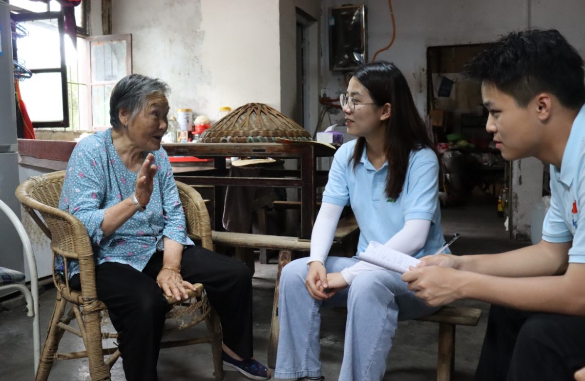 重外院學(xué)子三下鄉(xiāng)：鄉(xiāng)村振興顯溫情，慰問老人暖人心
