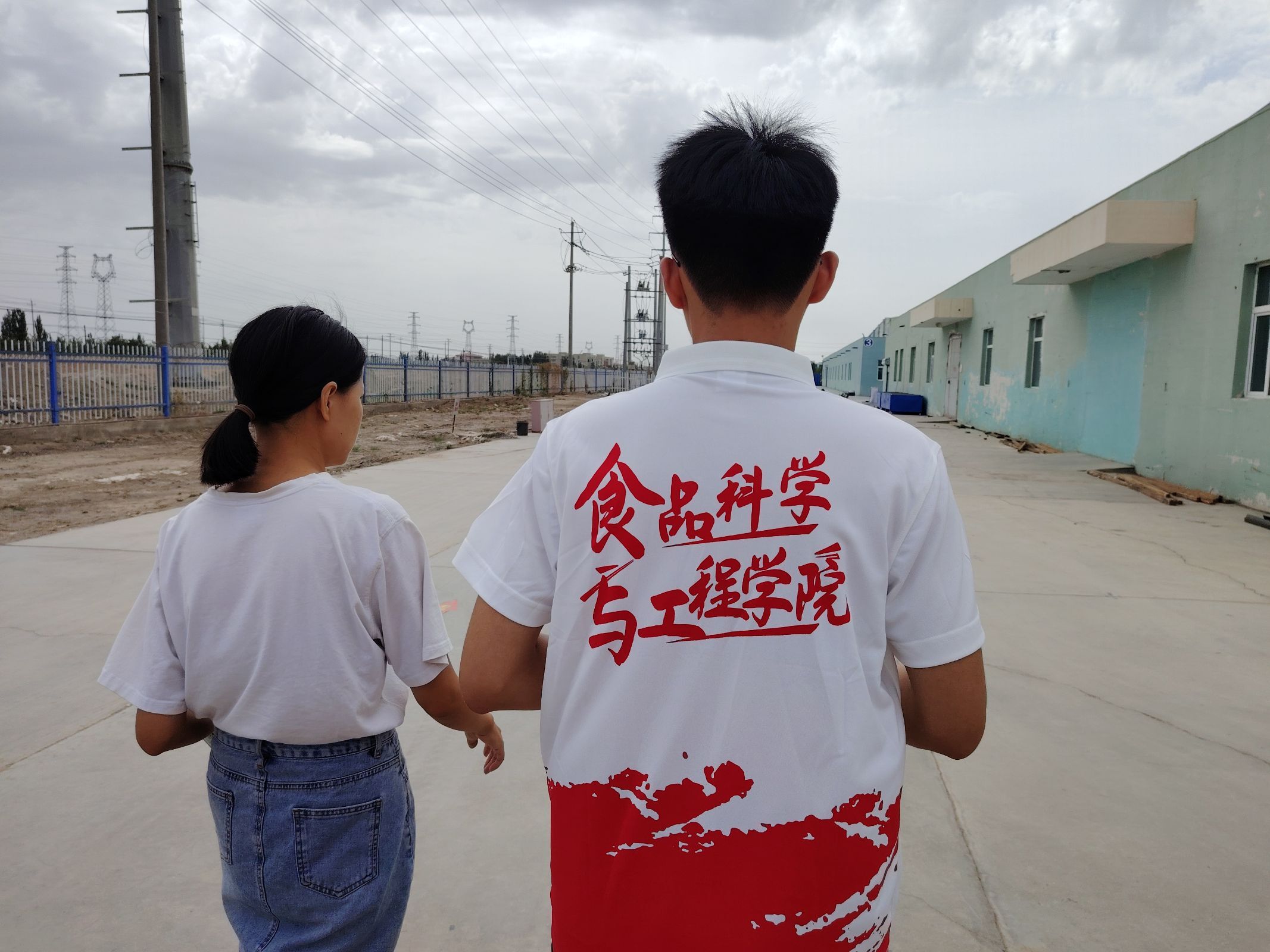“食?踐”逐夢(mèng)行丨“繡韻新疆，刺繡織夢(mèng)調(diào)查團(tuán)”開展“進(jìn)企業(yè) 近職場(chǎng)”大學(xué)生深入企業(yè)參觀、調(diào)研體驗(yàn)活動(dòng)