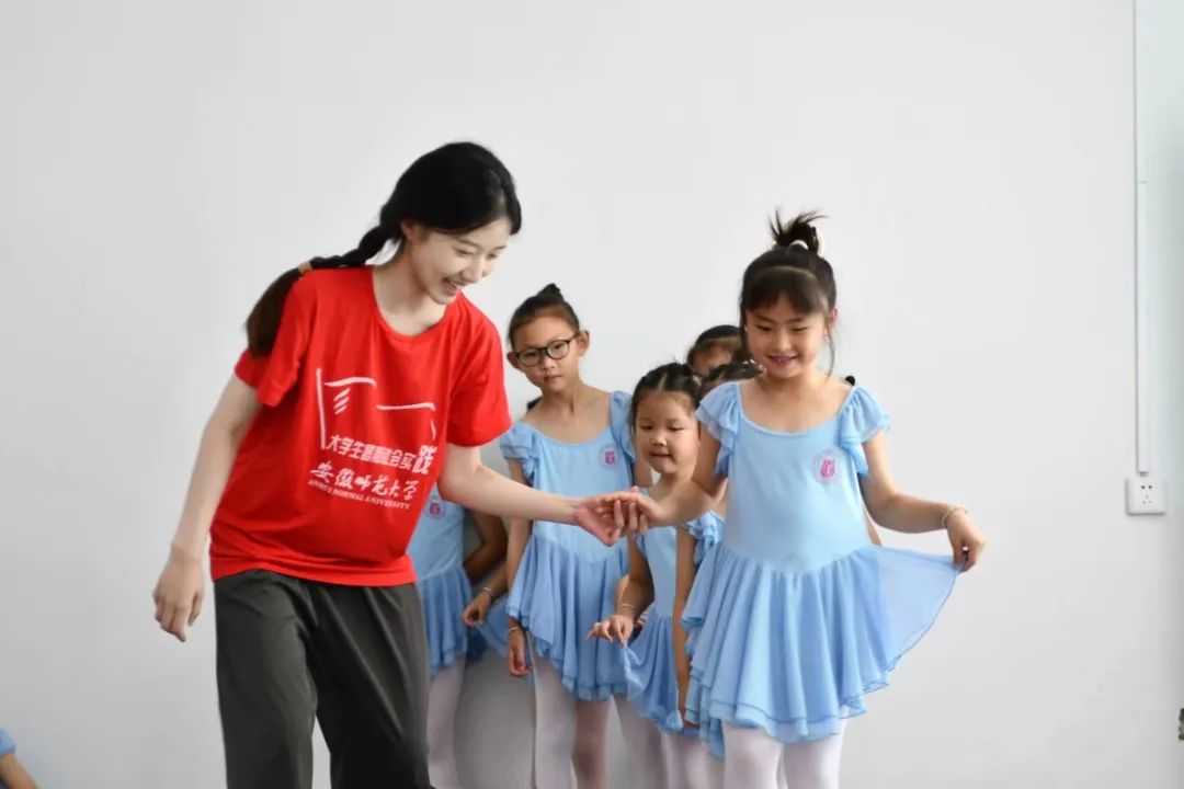 安徽學(xué)子三下鄉(xiāng)：和美鄉(xiāng)村聯(lián)非遺，青春賦能花鼓燈！