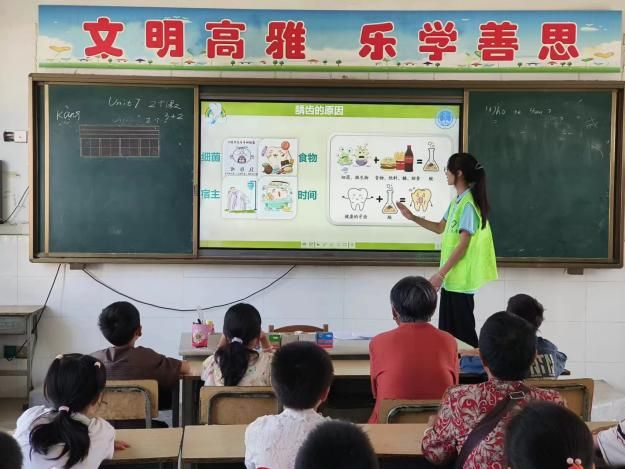 健康學(xué)子三下鄉(xiāng)：醫(yī)路童行助成長(zhǎng)，仁心呵護(hù)暖相伴