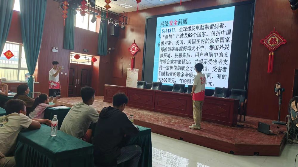 胡楊學(xué)子三下鄉(xiāng):網(wǎng)絡(luò)成癮鏡中說，認(rèn)識危害勿沉迷
