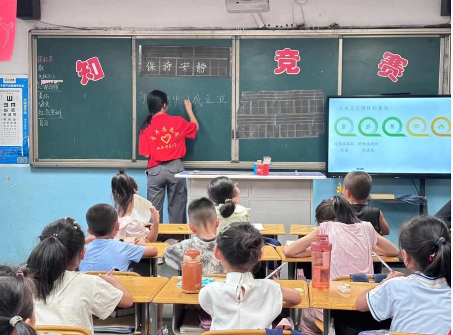 山西師大學(xué)子三下鄉(xiāng)|紅色宣講燃童心，愛國情懷深根植