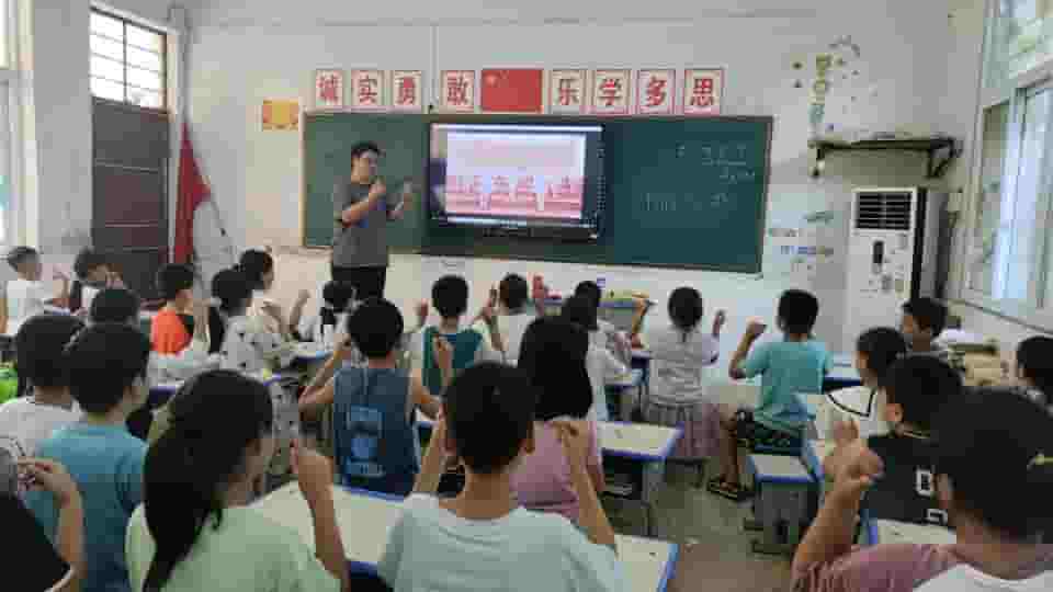 江蘇科技大學(xué)學(xué)生指導(dǎo)河南省葉縣東方寄宿學(xué)校學(xué)生學(xué)習(xí)手勢(shì)舞，傳遞正能量