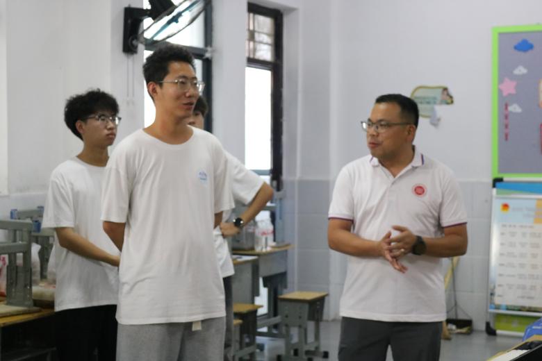 武昌理工學(xué)院校團(tuán)委書記深入云夢縣暑期社會實踐基地慰問并指導(dǎo)“三下鄉(xiāng)”暑期社會實踐隊伍