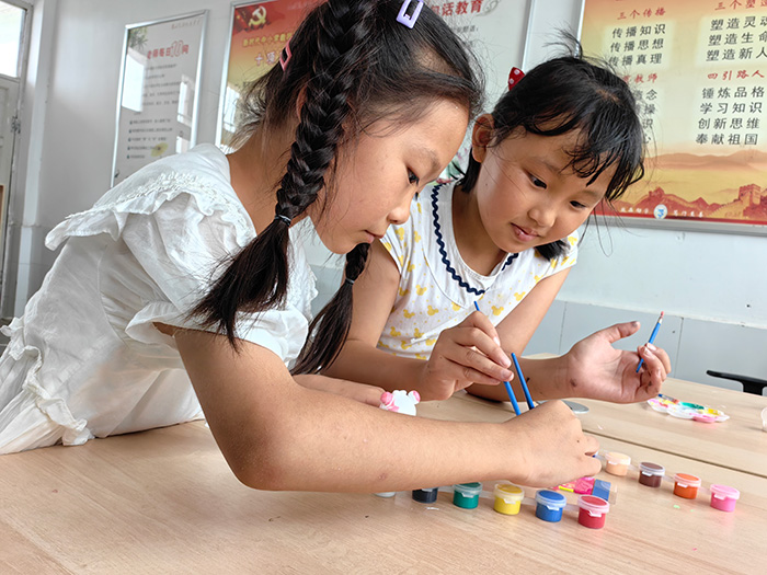 南財(cái)學(xué)子三下鄉(xiāng)：稚筆彩繪，探尋美好