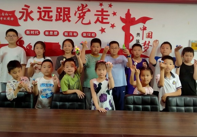 手工課堂歡樂(lè)多，歌聲傳唱不停歇