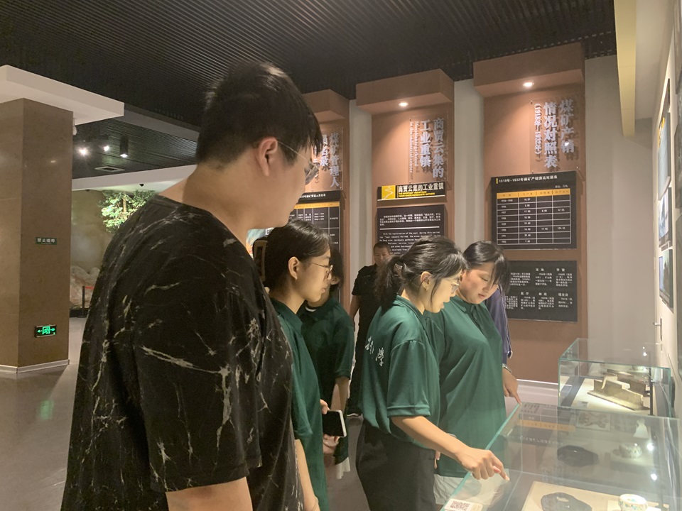 實(shí)踐進(jìn)行中|青島農(nóng)業(yè)大學(xué)園林與林學(xué)院“綠韻筑夢”實(shí)踐團(tuán)探訪鶴崗博物館，深化城市歷史與農(nóng)耕文化認(rèn)知