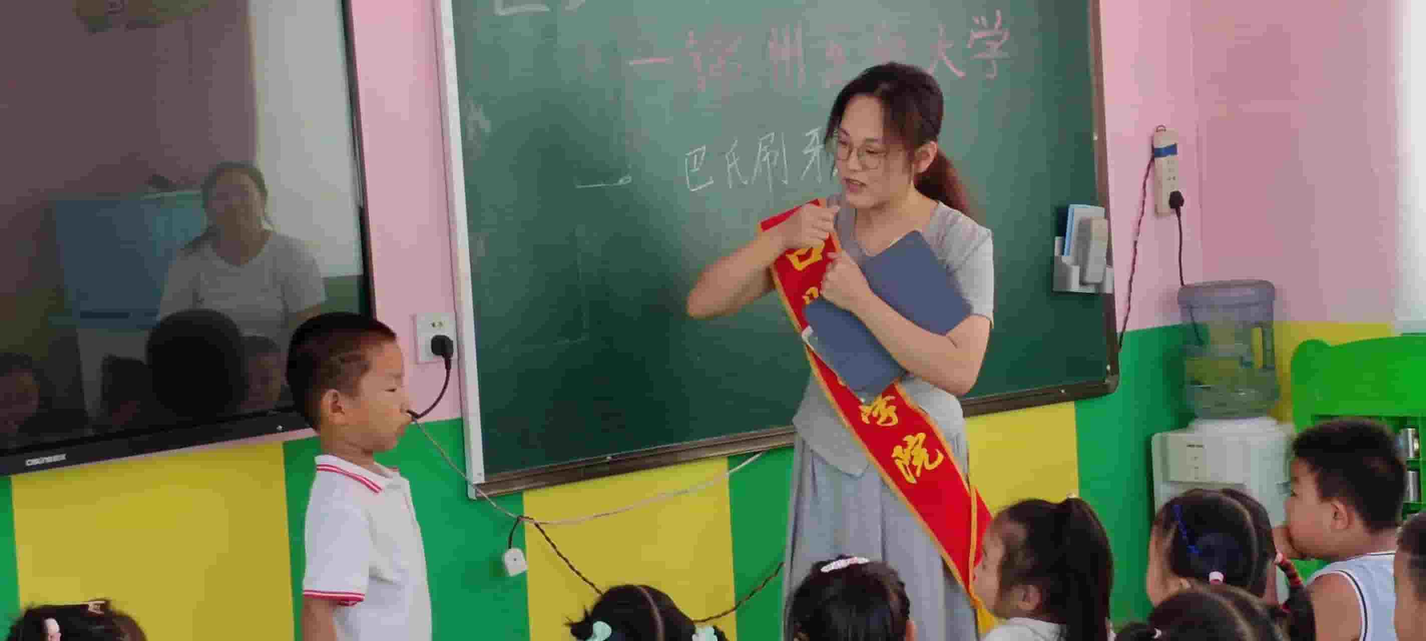 錦醫(yī)學(xué)子三下鄉(xiāng)：健康牙齒，快樂(lè)成長(zhǎng)