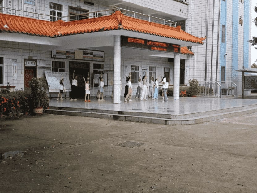 數(shù)海玖帆突擊隊(duì)“三下鄉(xiāng)”活動(dòng)持續(xù)深化，吳川市林屋小學(xué)歡樂(lè)連連
