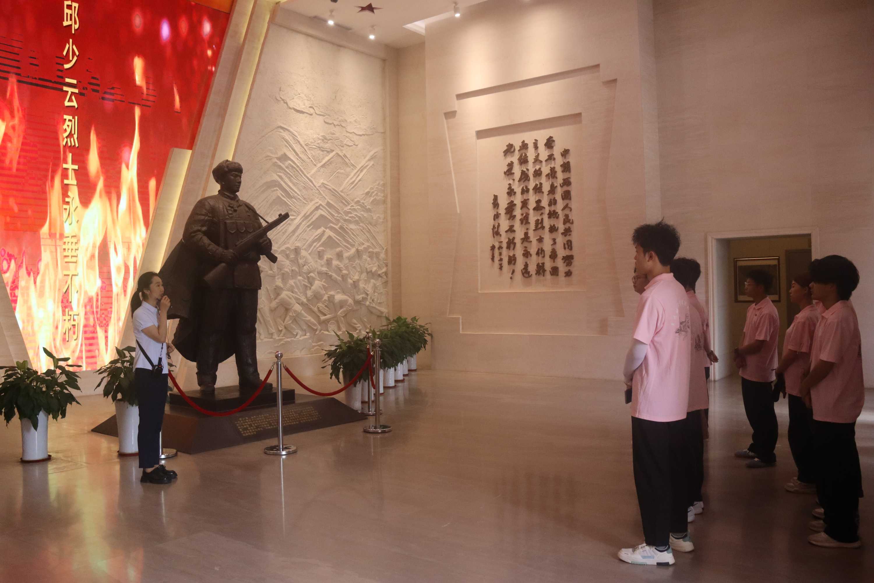 重慶城市管理職業(yè)學(xué)院“三下鄉(xiāng)”參觀邱少云紀(jì)念館：“緬懷英烈，傳承精神”
