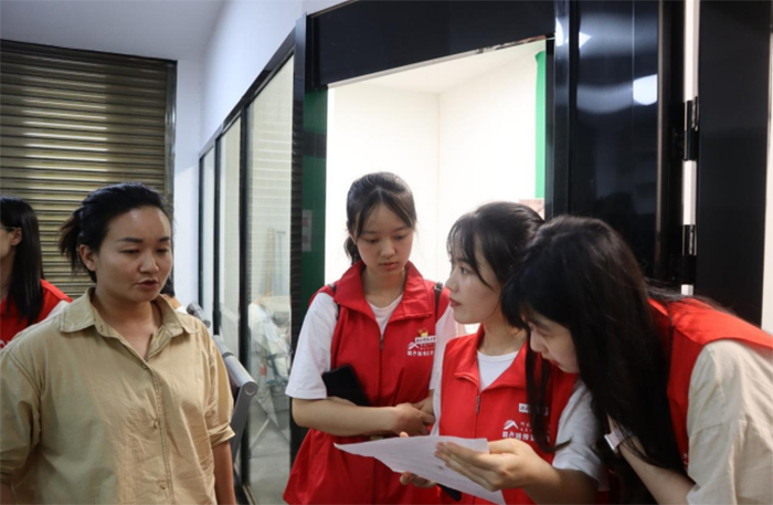 湖南科技大學(xué)馬克思主義學(xué)院“花石筑夢，綠野興農(nóng)”志愿服務(wù)團 隊進行“