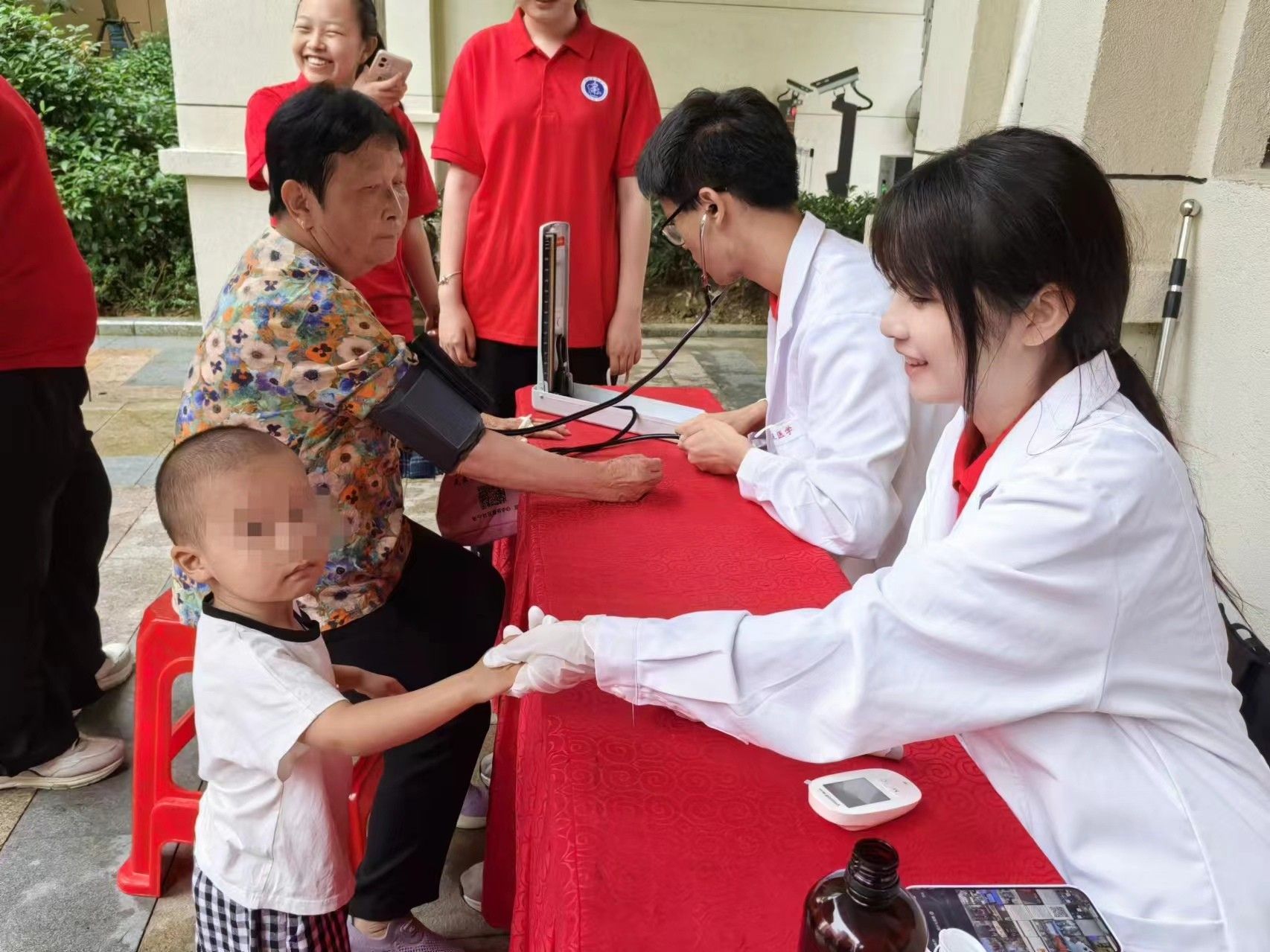 晚霞中的健康夢(mèng)：安醫(yī)臨院學(xué)子關(guān)注老年人睡眠健康——“醫(yī)夢(mèng)同行”社會(huì)實(shí)踐隊(duì)開(kāi)展暑期“三下鄉(xiāng)”活動(dòng)