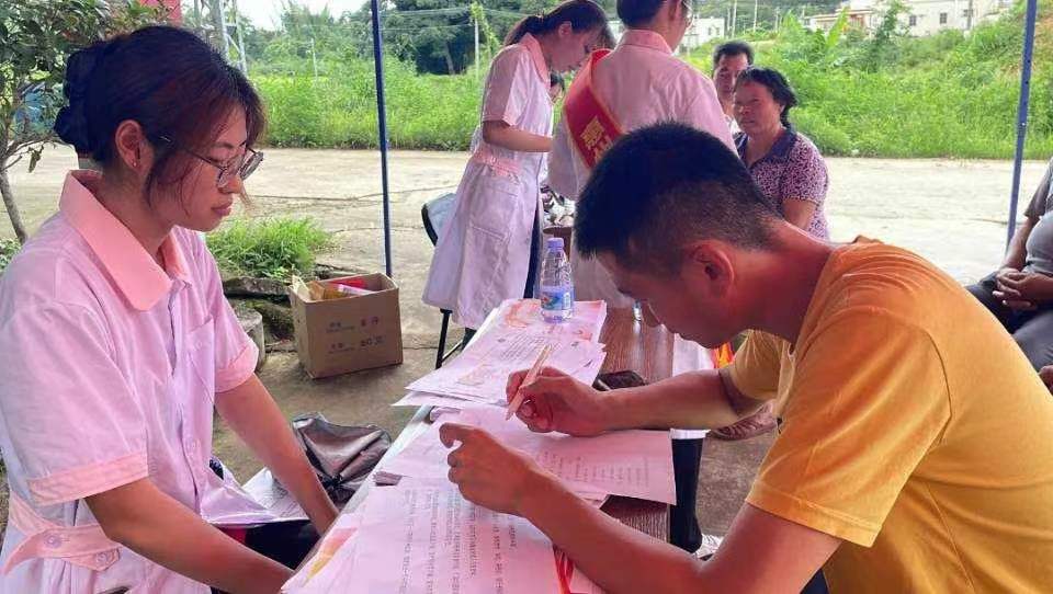 情系仲夏資助同行，感恩喜樂(lè)“診”送安康