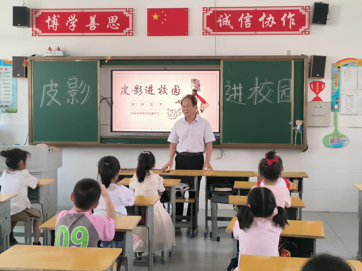 非遺進校園：皮影點亮鄉(xiāng)村夢想——武昌理工學(xué)院云夢書韻志愿服務(wù)隊邀請非遺大師秦禮剛傳授非遺皮影戲魅力