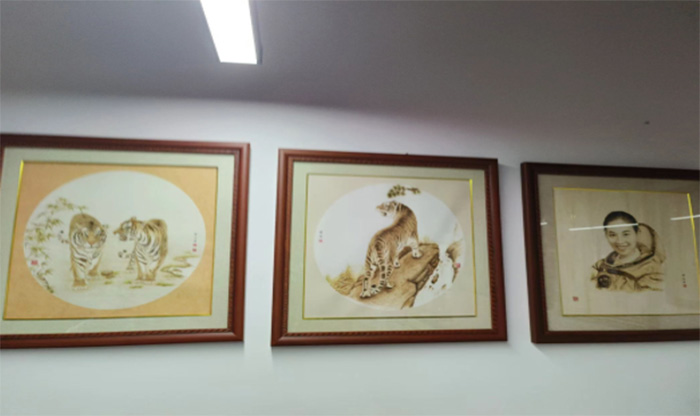 火木傳經(jīng)典，鐵筆繪從容