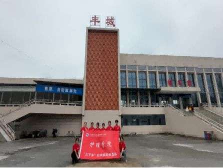 “傳承紅醫(yī)精神 賡續(xù)紅色血脈”社會實踐隊以青春筑夢鄉(xiāng)村，黨課引領(lǐng)未來