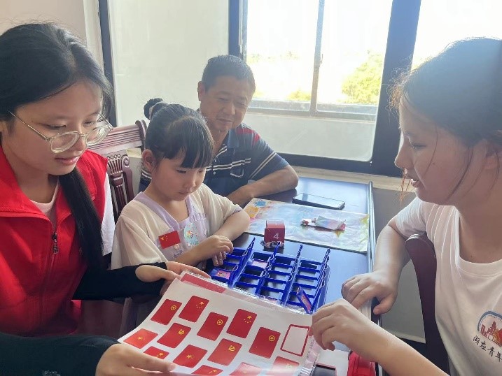 敬閃閃五星紅旗，表拳拳愛國情義 ——“三下鄉(xiāng)”愛國旗教育篇