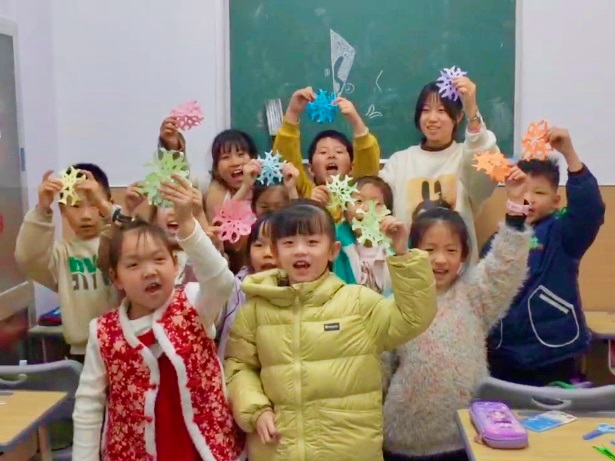 紅紙裁春映梨園，稚手傳承福滿堂