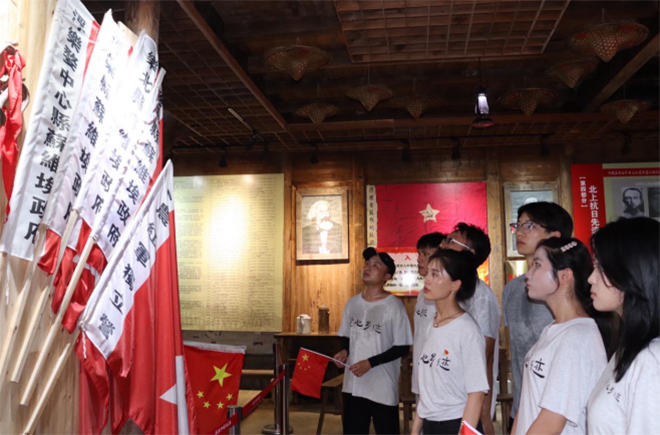 景德鎮(zhèn)陶瓷大學(xué)“瓷心·鄉(xiāng)跡”暑期社會(huì)實(shí)踐隊(duì)赴前程村開(kāi)展暑期社會(huì)實(shí)踐——瓷片在紅色古村的一段旅程