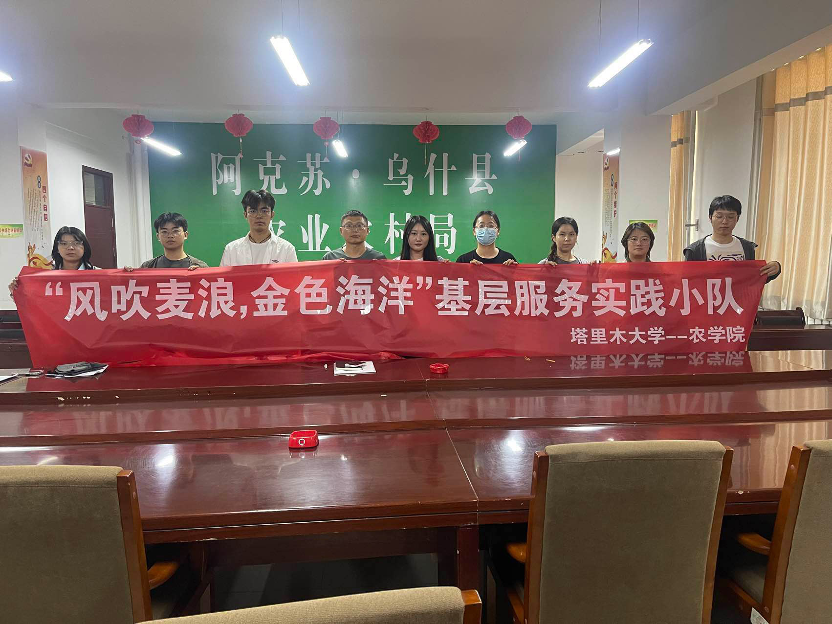 走基層，入鄉(xiāng)田，愛農(nóng)助農(nóng)為人民（一）