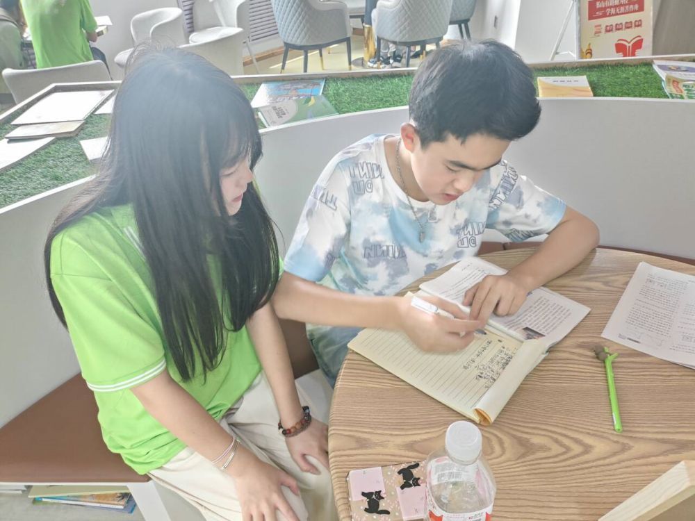 “點(diǎn)亮星燈”關(guān)愛少數(shù)民族留守兒童社會(huì)實(shí)踐隊(duì)在甘肅東鄉(xiāng)縣開展課業(yè)輔導(dǎo)