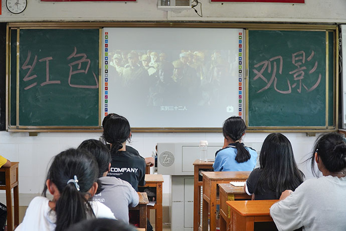 “紅色觀影敬先烈，淬煉青春定初心” ——嶺南師范學(xué)院“萌芽”社會實(shí)踐隊開展紅色影片觀影活動