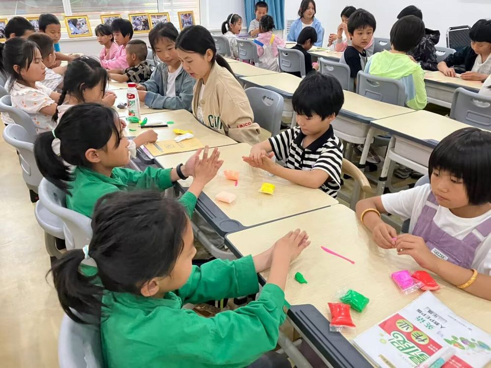 “點(diǎn)亮星燈”志愿服務(wù)系列活動(dòng)之——巧手童心，編織夢(mèng)想