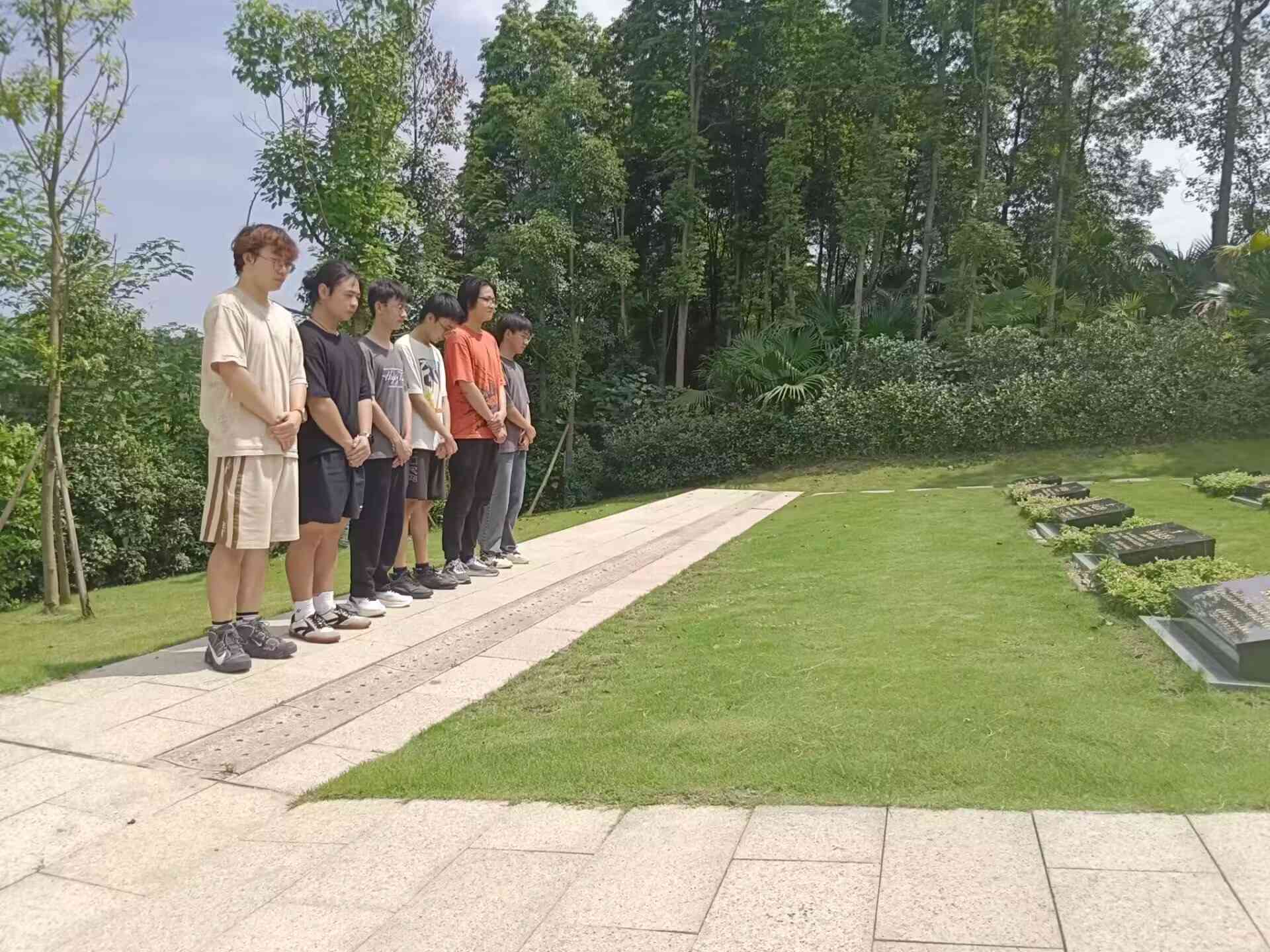 銘記革命烈士，弘揚(yáng)愛(ài)國(guó)精神——電氣信息學(xué)院赴青白江區(qū)英烈紀(jì)念園開(kāi)展三下鄉(xiāng)實(shí)踐活動(dòng)