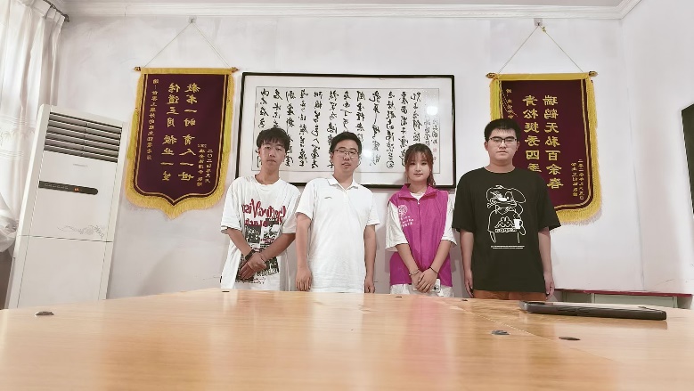 千山萬(wàn)水尋師跡，一字一句話教育