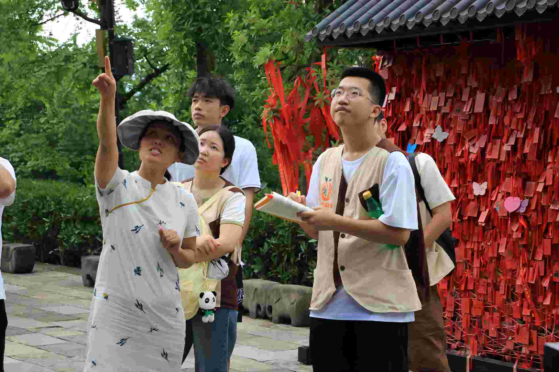 東湖學(xué)子三下鄉(xiāng)：小橙故事社會實(shí)踐隊(duì)走進(jìn)屈原故里，了解當(dāng)?shù)厍幕?></a></li></ul>
<ul class=