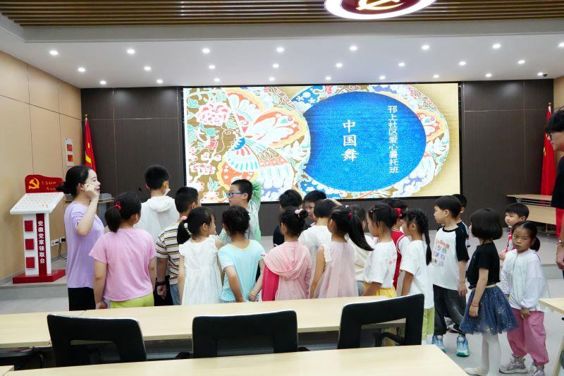 民族之舞翩躚起，童心繪夢(mèng)向輝煌
