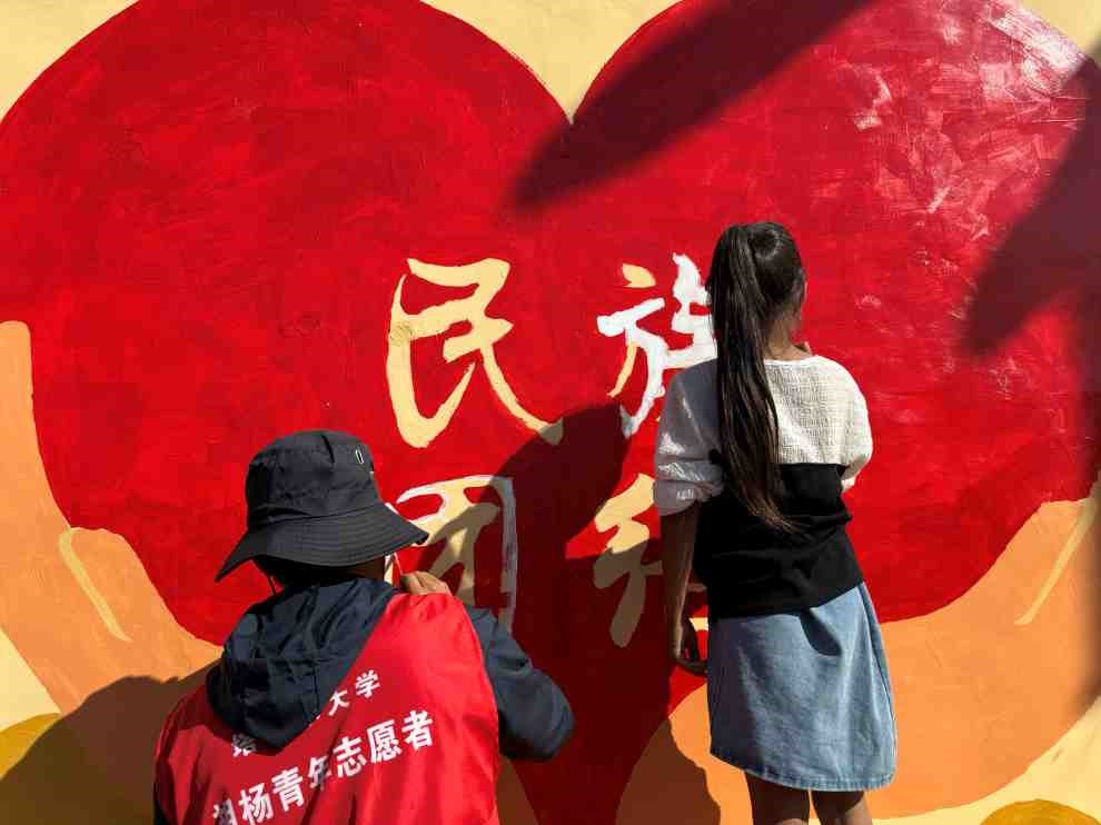 塔里木大學(xué)暑期三下鄉(xiāng)實(shí)踐團(tuán)助力鄉(xiāng)村振興：愛心支教行，七彩暖童心