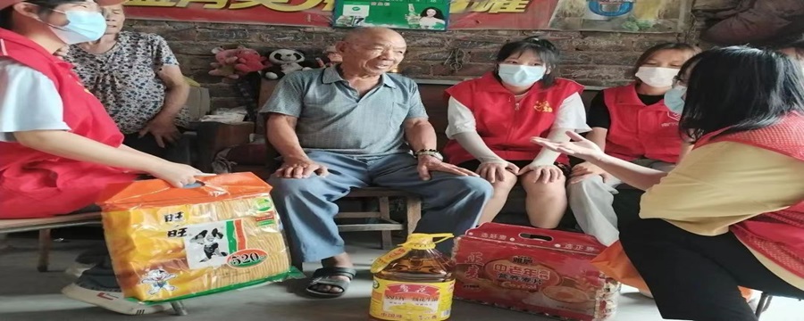 青年聆聽革命先輩援越抗美故事，紅色基因代代相傳