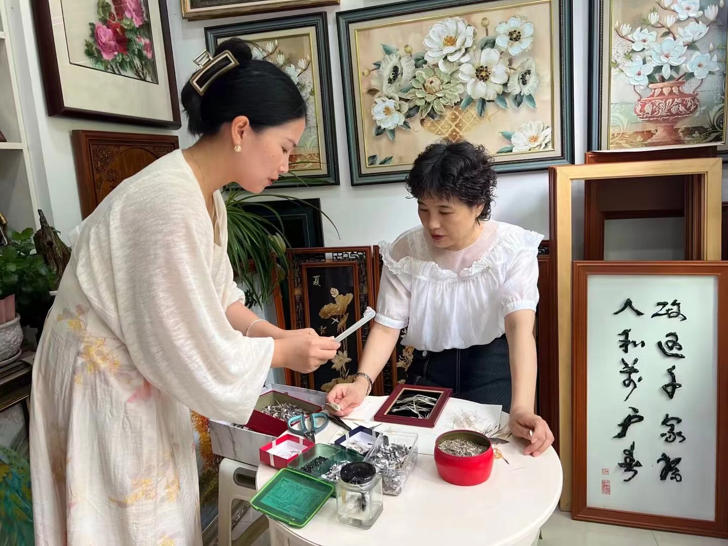 巢湖學(xué)院工商管理學(xué)院赴巢湖“懿本圖”非遺文化傳承實踐團(tuán)探訪巢湖非遺傳承人尹元紅工作室